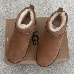UGG Ladies' Classic Ultra Mini Boot, Tan (Chestnut), Size: 7, New